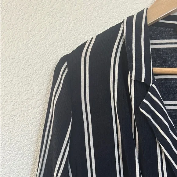 Elegant Striped Women's Blouse - Picture 3 of 8